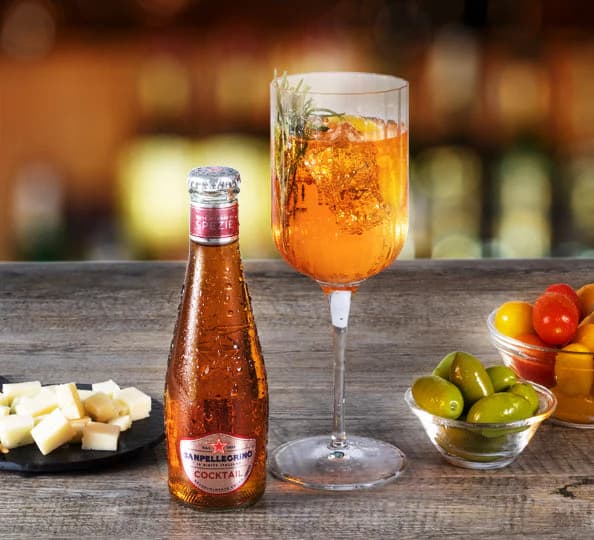 San Pellegrino : San Pellegrino, a natural mineral water from the Italian Alps, delivers a refined sparkling experience, while its Essenza line and fruit sodas offer a sophisticated Mediterranean twist, ideal for cocktails and tasteful moments.